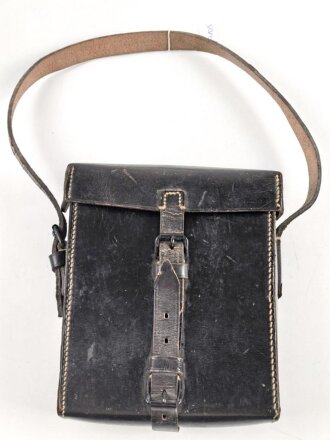 Ledertasche  Wehrmacht, datiert 1939. Ungereinigtes Stück, Maße etwa 17 x 20 x 8cm