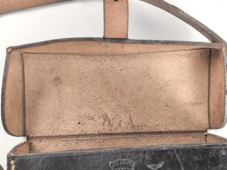 Ledertasche  Wehrmacht, datiert 1939. Ungereinigtes Stück, Maße etwa 17 x 20 x 8cm
