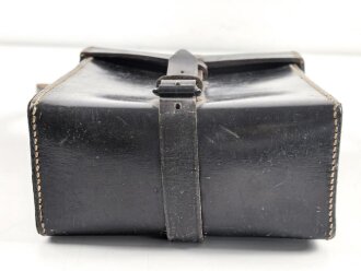 Ledertasche  Wehrmacht, datiert 1939. Ungereinigtes Stück, Maße etwa 17 x 20 x 8cm