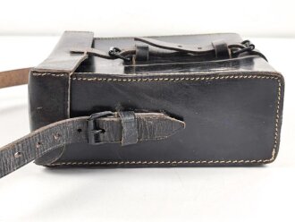 Ledertasche  Wehrmacht, datiert 1939. Ungereinigtes Stück, Maße etwa 17 x 20 x 8cm