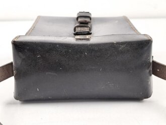 Ledertasche  Wehrmacht, datiert 1939. Ungereinigtes Stück, Maße etwa 17 x 20 x 8cm