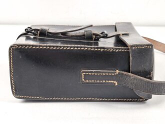 Ledertasche  Wehrmacht, datiert 1939. Ungereinigtes Stück, Maße etwa 17 x 20 x 8cm