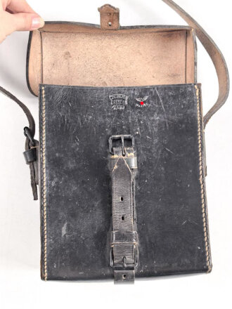 Ledertasche  Wehrmacht, datiert 1939. Ungereinigtes Stück, Maße etwa 17 x 20 x 8cm