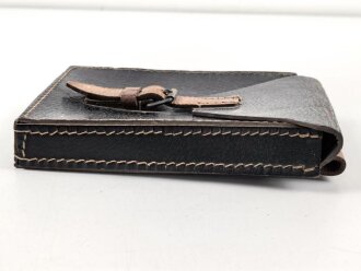Ledertasche  Wehrmacht aus Ersatzmaterial , keine Markierungen. Ungereinigtes Stück, Maße etwa  14 x 22 x 3,5cm