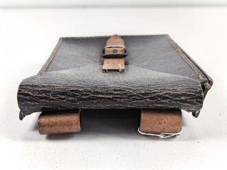 Ledertasche  Wehrmacht aus Ersatzmaterial , keine Markierungen. Ungereinigtes Stück, Maße etwa  14 x 22 x 3,5cm