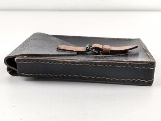Ledertasche  Wehrmacht aus Ersatzmaterial , keine Markierungen. Ungereinigtes Stück, Maße etwa  14 x 22 x 3,5cm