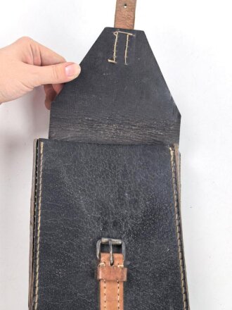 Ledertasche  Wehrmacht aus Ersatzmaterial , keine Markierungen. Ungereinigtes Stück, Maße etwa  14 x 22 x 3,5cm