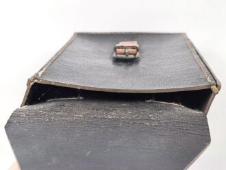 Ledertasche  Wehrmacht aus Ersatzmaterial , keine Markierungen. Ungereinigtes Stück, Maße etwa  14 x 22 x 3,5cm