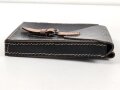 Ledertasche  Wehrmacht aus Ersatzmaterial , keine Markierungen. Ungereinigtes Stück, Maße etwa  14 x 22 x 3,5cm