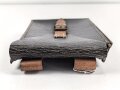 Ledertasche  Wehrmacht aus Ersatzmaterial , keine Markierungen. Ungereinigtes Stück, Maße etwa  14 x 22 x 3,5cm