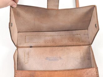 Ledertasche  mit Herstellerstempel Wilhelm Brand Heidelberg . Mir unbekannt, Hersteller hat aber für die Wehrmacht produziert. Maße 24 x 28 x 6cm