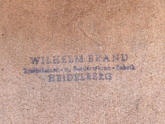 Ledertasche  mit Herstellerstempel Wilhelm Brand Heidelberg . Mir unbekannt, Hersteller hat aber für die Wehrmacht produziert. Maße 24 x 28 x 6cm