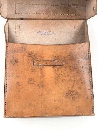 Ledertasche  mit Herstellerstempel Wilhelm Brand Heidelberg . Mir unbekannt, Hersteller hat aber für die Wehrmacht produziert. Maße 24 x 28 x 6cm