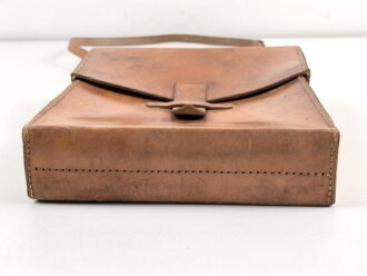 Ledertasche  mit Herstellerstempel Wilhelm Brand Heidelberg . Mir unbekannt, Hersteller hat aber für die Wehrmacht produziert. Maße 24 x 28 x 6cm