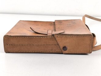 Ledertasche  mit Herstellerstempel Wilhelm Brand Heidelberg . Mir unbekannt, Hersteller hat aber für die Wehrmacht produziert. Maße 24 x 28 x 6cm