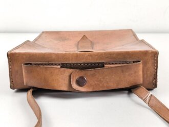 Ledertasche  mit Herstellerstempel Wilhelm Brand Heidelberg . Mir unbekannt, Hersteller hat aber für die Wehrmacht produziert. Maße 24 x 28 x 6cm