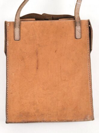 Ledertasche  mit Herstellerstempel Wilhelm Brand Heidelberg . Mir unbekannt, Hersteller hat aber für die Wehrmacht produziert. Maße 24 x 28 x 6cm