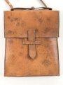 Ledertasche  mit Herstellerstempel Wilhelm Brand Heidelberg . Mir unbekannt, Hersteller hat aber für die Wehrmacht produziert. Maße 24 x 28 x 6cm