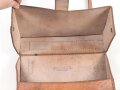 Ledertasche  mit Herstellerstempel Wilhelm Brand Heidelberg . Mir unbekannt, Hersteller hat aber für die Wehrmacht produziert. Maße 24 x 28 x 6cm