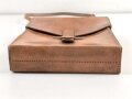 Ledertasche  mit Herstellerstempel Wilhelm Brand Heidelberg . Mir unbekannt, Hersteller hat aber für die Wehrmacht produziert. Maße 24 x 28 x 6cm