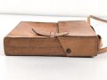 Ledertasche  mit Herstellerstempel Wilhelm Brand Heidelberg . Mir unbekannt, Hersteller hat aber für die Wehrmacht produziert. Maße 24 x 28 x 6cm