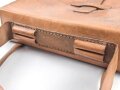 Ledertasche  mit Herstellerstempel Wilhelm Brand Heidelberg . Mir unbekannt, Hersteller hat aber für die Wehrmacht produziert. Maße 24 x 28 x 6cm
