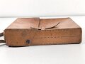 Ledertasche  mit Herstellerstempel Wilhelm Brand Heidelberg . Mir unbekannt, Hersteller hat aber für die Wehrmacht produziert. Maße 24 x 28 x 6cm