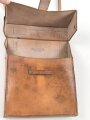 Ledertasche  mit Herstellerstempel Wilhelm Brand Heidelberg . Mir unbekannt, Hersteller hat aber für die Wehrmacht produziert. Maße 24 x 28 x 6cm