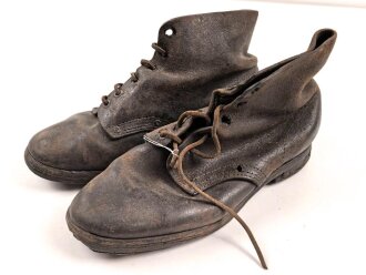Paar benagelte Halbschuhe ohne Markierung. Ungereinigt,...