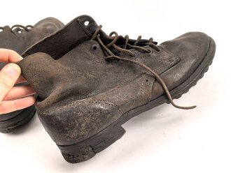 Paar benagelte Halbschuhe ohne Markierung. Ungereinigt, Sohlenlänge knapp28cm