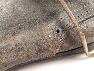 Paar benagelte Halbschuhe ohne Markierung. Ungereinigt, Sohlenlänge knapp28cm