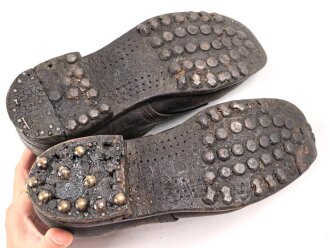 Paar benagelte Halbschuhe ohne Markierung. Ungereinigt, Sohlenlänge knapp28cm