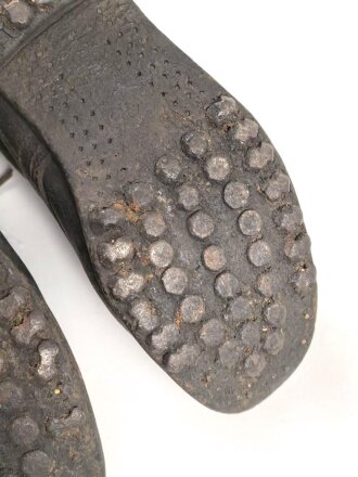 Paar benagelte Halbschuhe ohne Markierung. Ungereinigt, Sohlenlänge knapp28cm