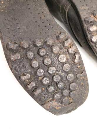 Paar benagelte Halbschuhe ohne Markierung. Ungereinigt, Sohlenlänge knapp28cm