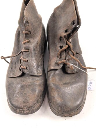 Paar benagelte Halbschuhe ohne Markierung. Ungereinigt, Sohlenlänge knapp28cm