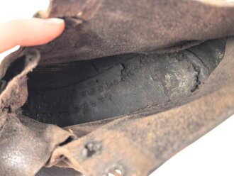 Paar benagelte Halbschuhe ohne Markierung. Ungereinigt, Sohlenlänge knapp28cm