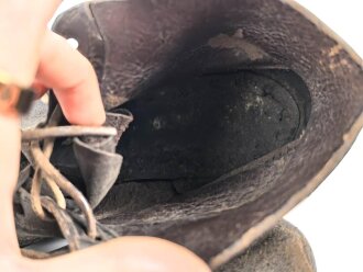 Paar benagelte Halbschuhe ohne Markierung. Ungereinigt, Sohlenlänge knapp28cm
