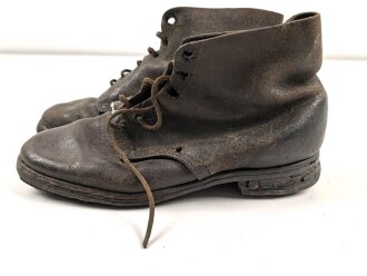 Paar benagelte Halbschuhe ohne Markierung. Ungereinigt,...
