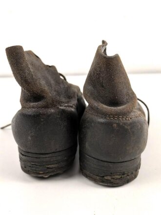 Paar benagelte Halbschuhe ohne Markierung. Ungereinigt, Sohlenlänge knapp28cm