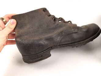 Paar benagelte Halbschuhe ohne Markierung. Ungereinigt, Sohlenlänge knapp28cm