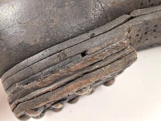 Paar benagelte Halbschuhe ohne Markierung. Ungereinigt, Sohlenlänge knapp28cm