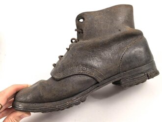 Paar benagelte Halbschuhe ohne Markierung. Ungereinigt, Sohlenlänge knapp28cm