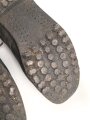 Paar benagelte Halbschuhe ohne Markierung. Ungereinigt, Sohlenlänge knapp28cm