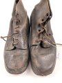 Paar benagelte Halbschuhe ohne Markierung. Ungereinigt, Sohlenlänge knapp28cm