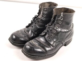 Paar unbenagelte Halbschuhe ohne Markierung. Ungereinigt,...