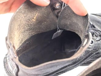 Paar unbenagelte Halbschuhe ohne Markierung. Ungereinigt, Sohlenlänge 28cm