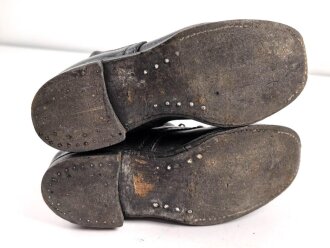 Paar unbenagelte Halbschuhe ohne Markierung. Ungereinigt, Sohlenlänge 28cm