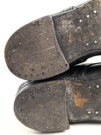 Paar unbenagelte Halbschuhe ohne Markierung. Ungereinigt, Sohlenlänge 28cm