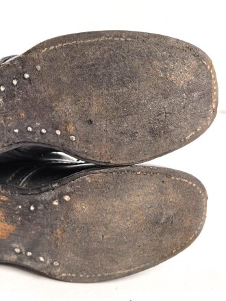 Paar unbenagelte Halbschuhe ohne Markierung. Ungereinigt, Sohlenlänge 28cm