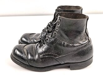 Paar unbenagelte Halbschuhe ohne Markierung. Ungereinigt,...